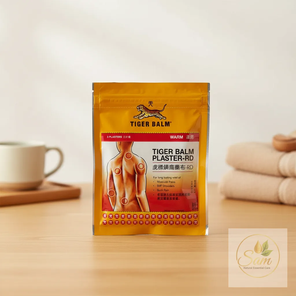 Dán miếng dán Tiger Balm trực tiếp lên da