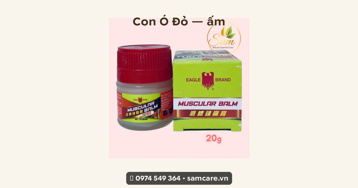 Bà cụ xoa dầu Con Ó Vàng vào vai gáy mùa lạnh